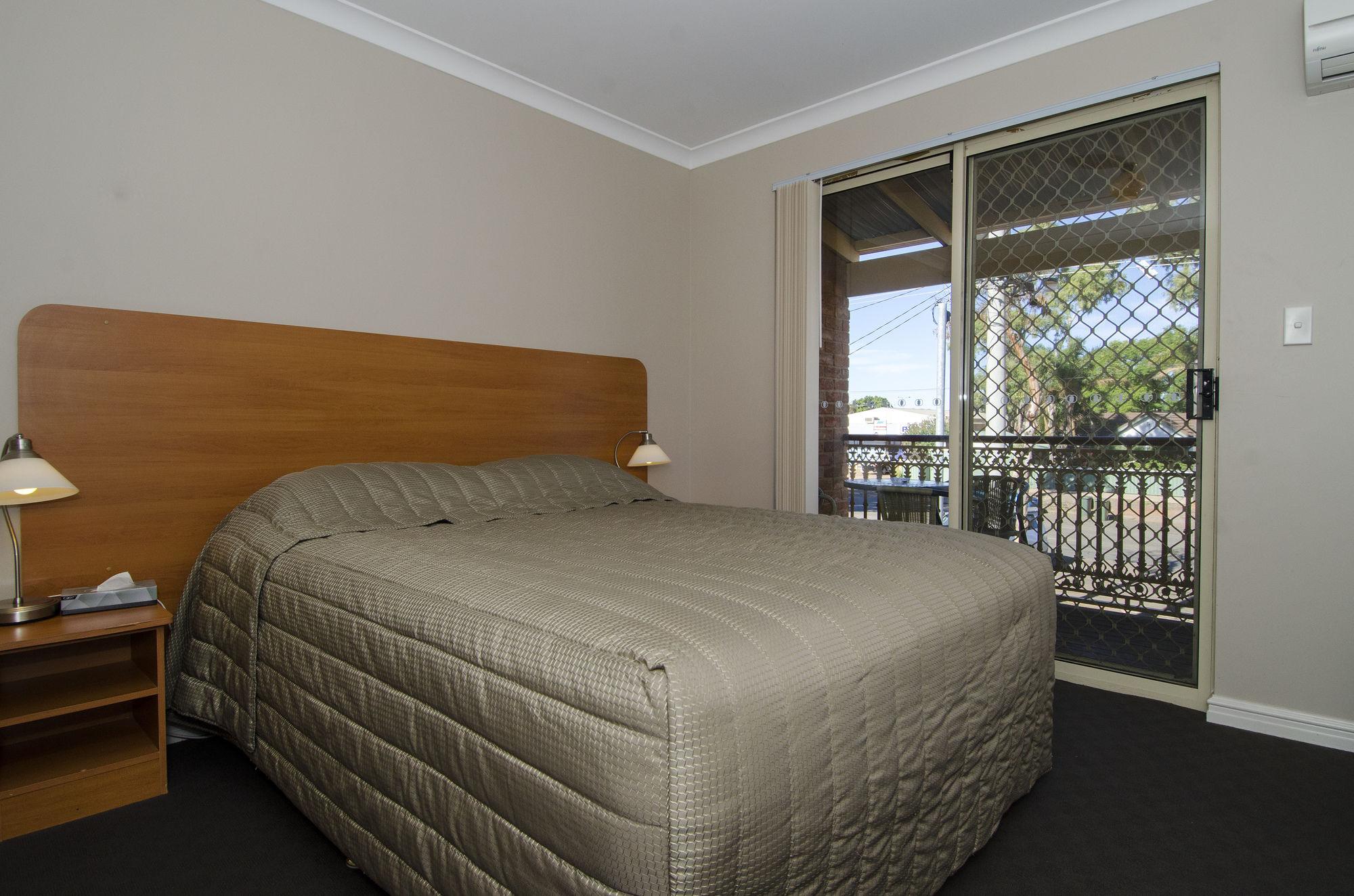 Quality Inn Railway Motel Kalgoorlie Exterior photo